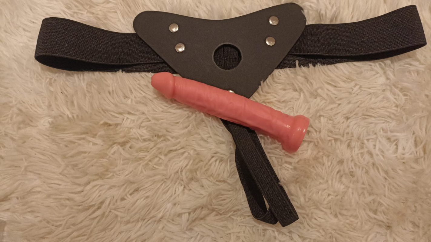 pluga anal fino y cinturón