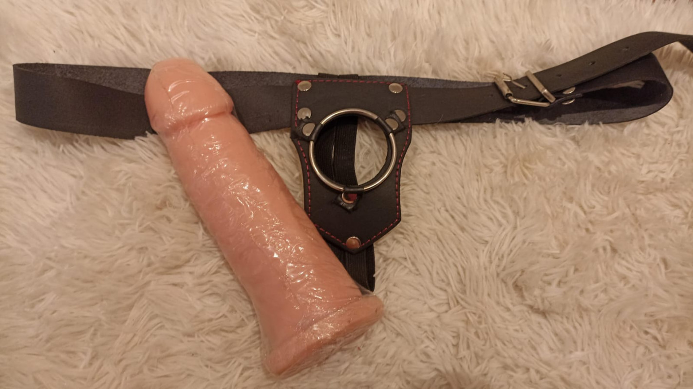 Cinturón más dildo grande