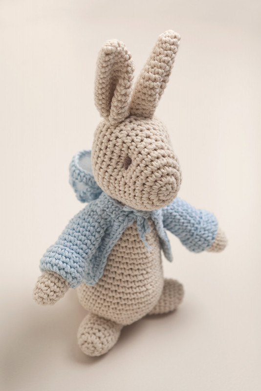 conejo tejido con saquito