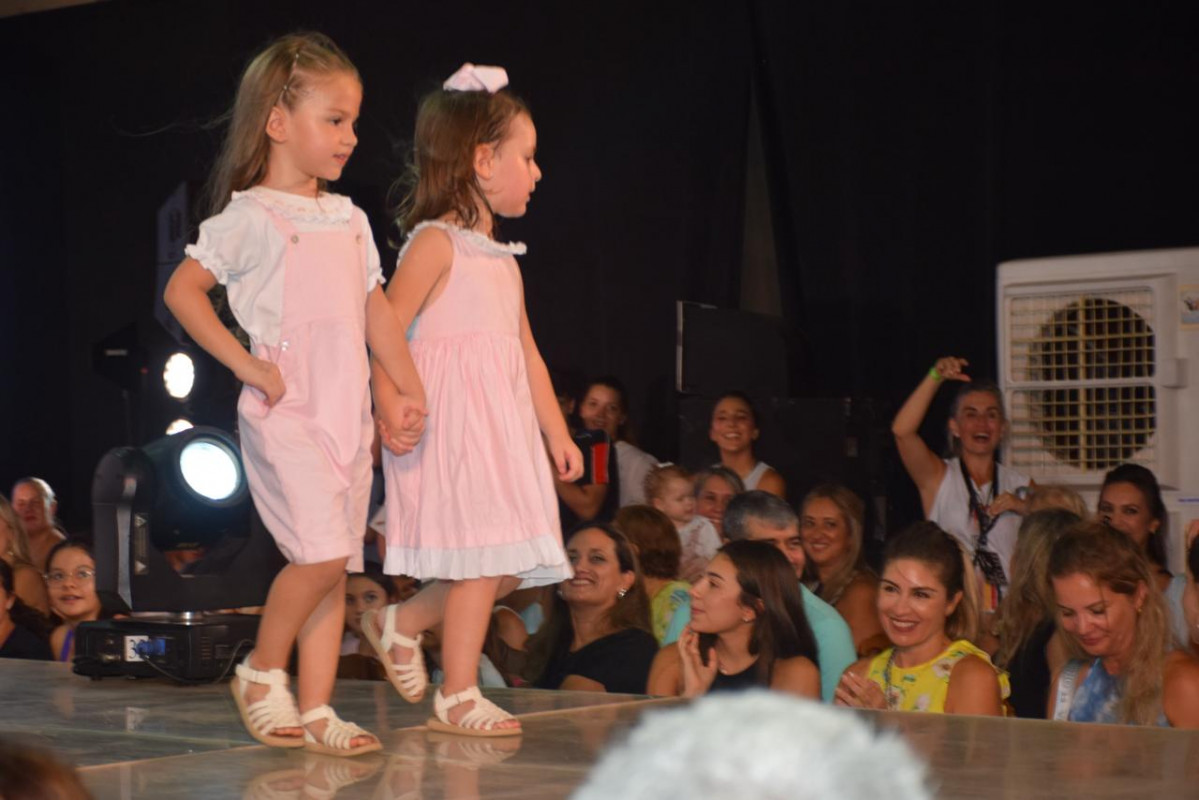 remera con cuello smock rayas rosa