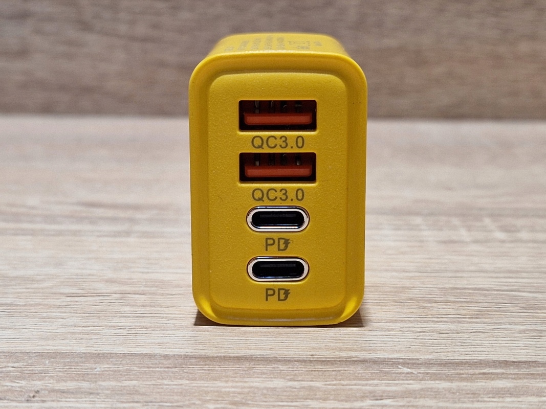 Cargador de múltiples puertos (2 USB A + 2 USB C) Cargador de múltiples puertos (2 USB A + 2 USB C)