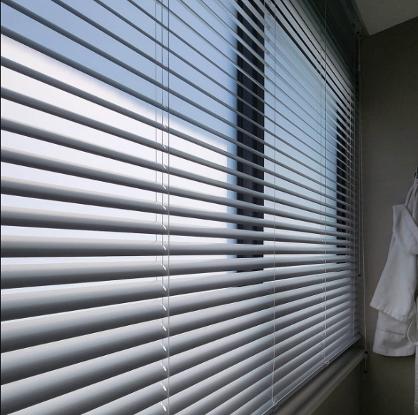 PERSIANA AMERICANA ENROLLABLE AJUSTABLE