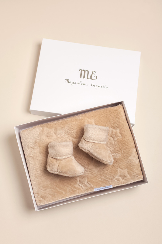 conjunto manta y botitas de piel dulces beige