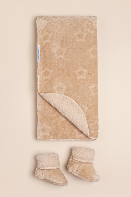 conjunto manta y botitas de piel dulces beige