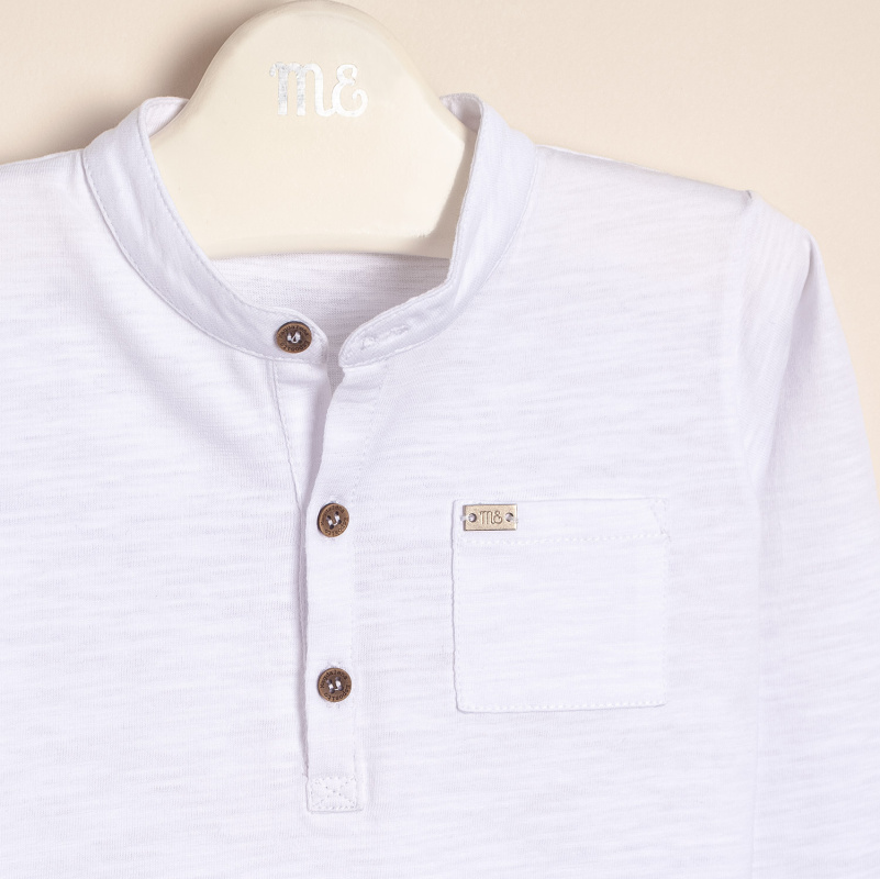 remera bolsillo y cuello mao blanco