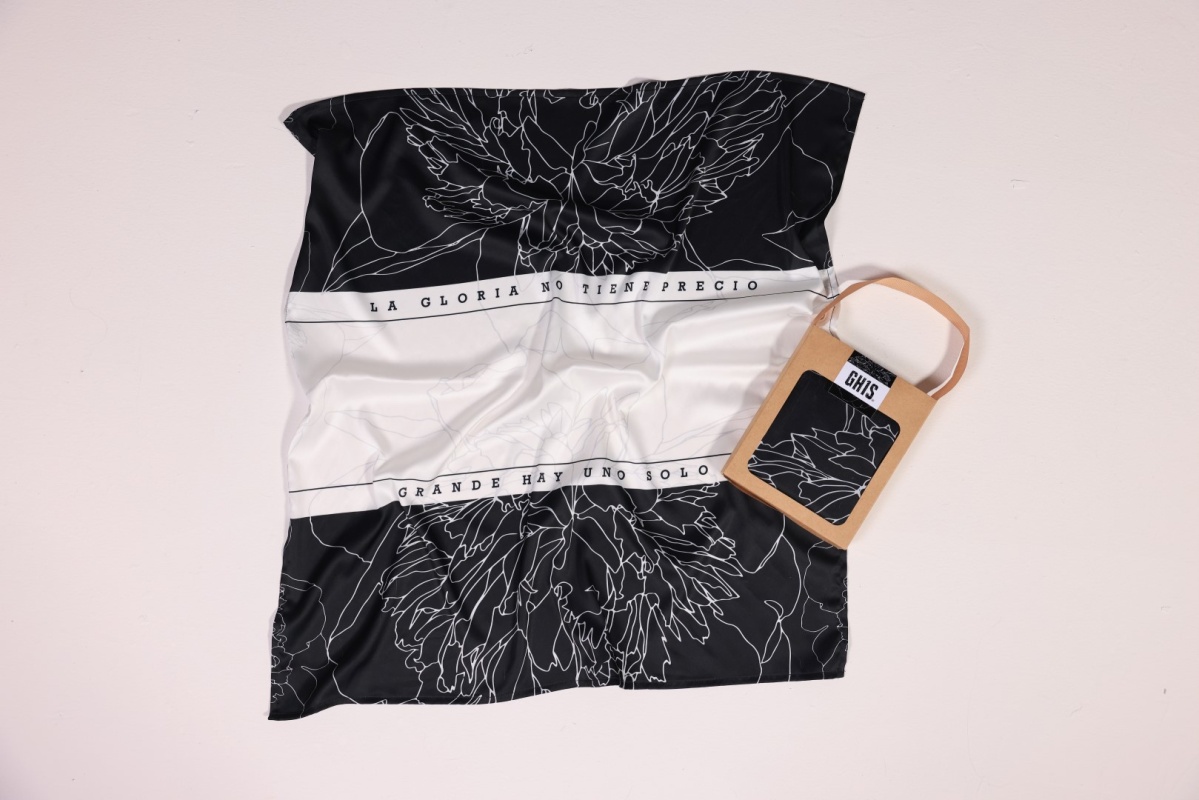 Pañuelo fondo negro - franja blanca