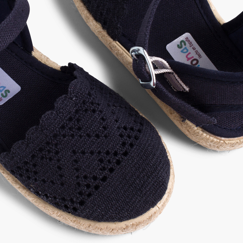 alpargata calada con hebilla azul