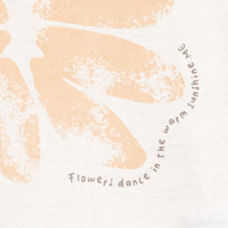 remera estampada con flor asarina