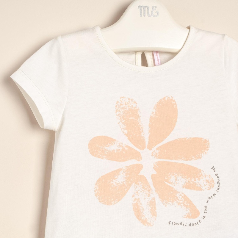 remera estampada con flor asarina