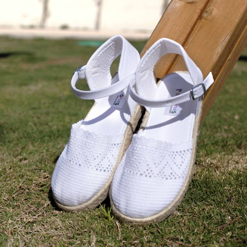 alpargata calada con hebilla blanco