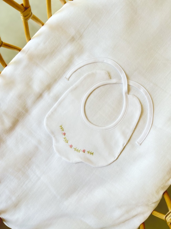 babero forma bordado imperial