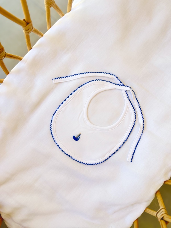 babero bordado barquitos