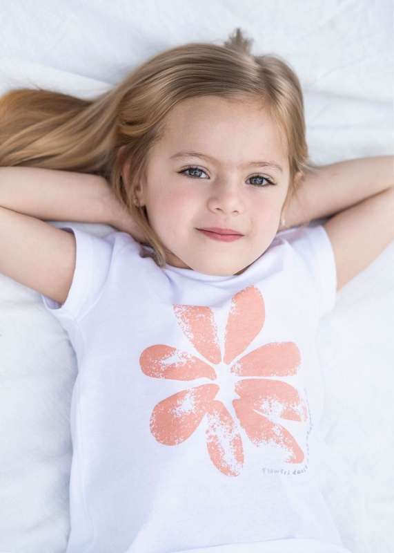 remera estampada con flor asarina