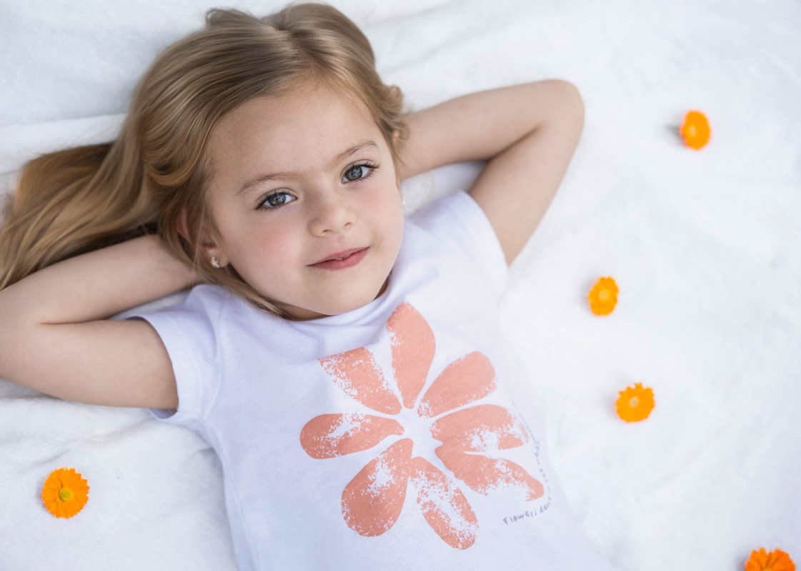 remera estampada con flor asarina