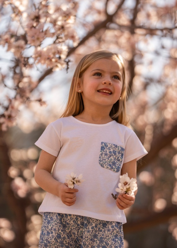 remera con bolsillito de liberty garden blue