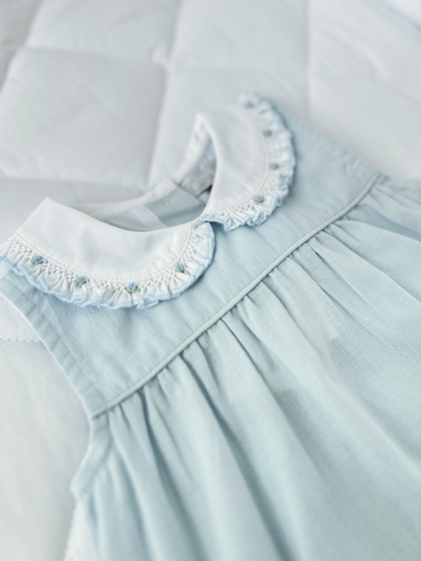 blusa con cuello bebe y smock celeste