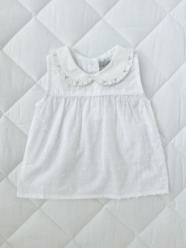 blusa con cuello bebe y smock blanco