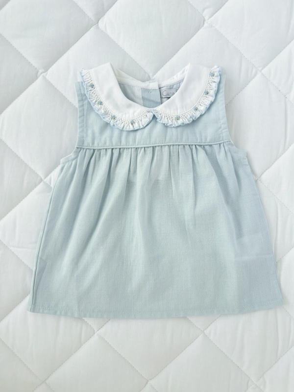 blusa con cuello bebe y smock celeste