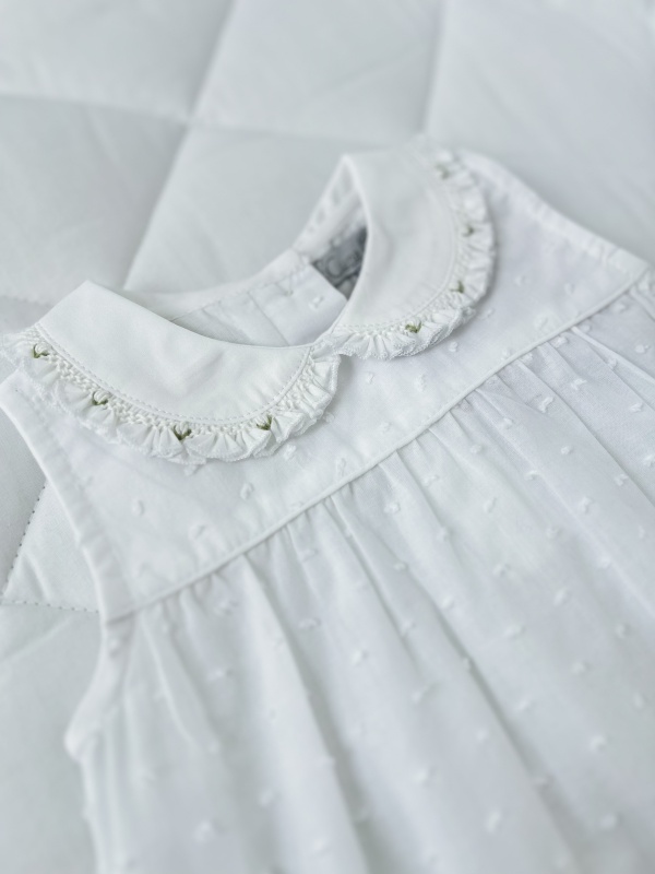 blusa con cuello bebe y smock blanco