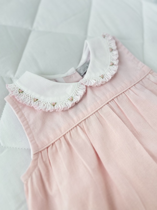 blusa con cuello bebe y smock rosa