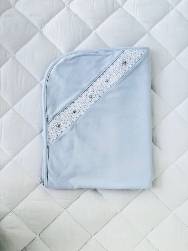 manta con smock celeste