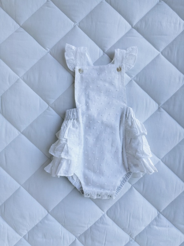 jardinera con plumeti blanco