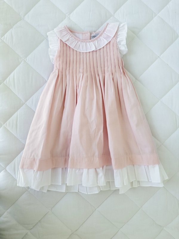 vestido con pliegues rosa