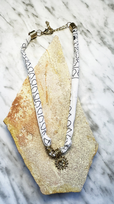 Collar Energy Blanco / Sol y luna dorado