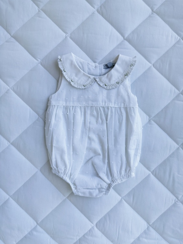babucha con cuello smock plumeti blanco