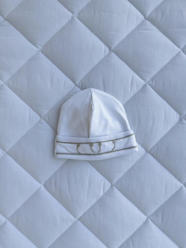 gorro inicial niño beige