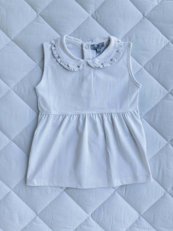 remera cuello bebe y smock blanco