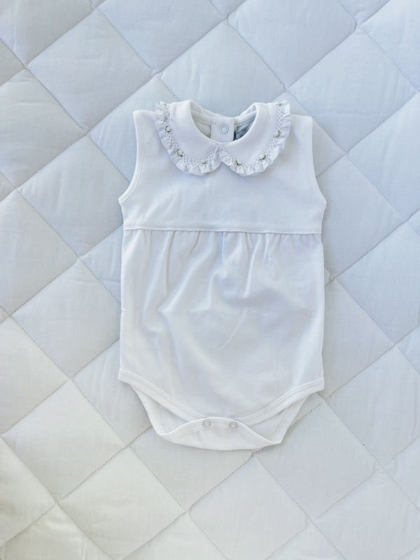 body con cuello bebe y smock blanco