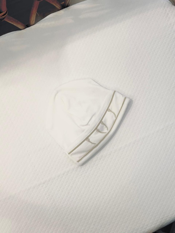 gorro inicial niño beige