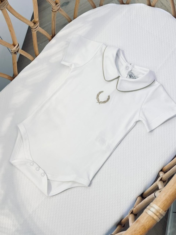 body inicial niño beige