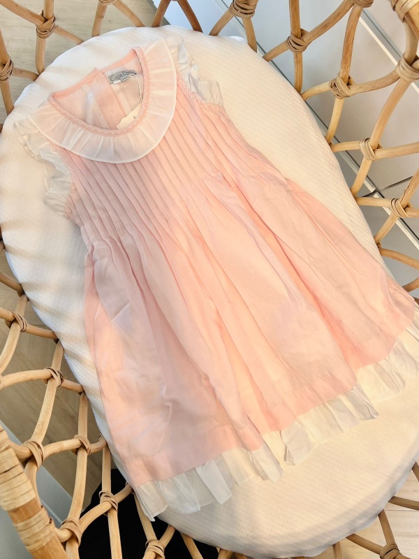 vestido con pliegues rosa