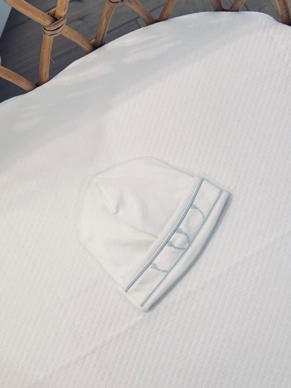 gorro inicial niño celeste