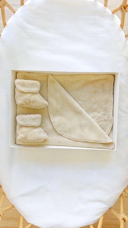 conjunto manta y botitas de piel dulces beige