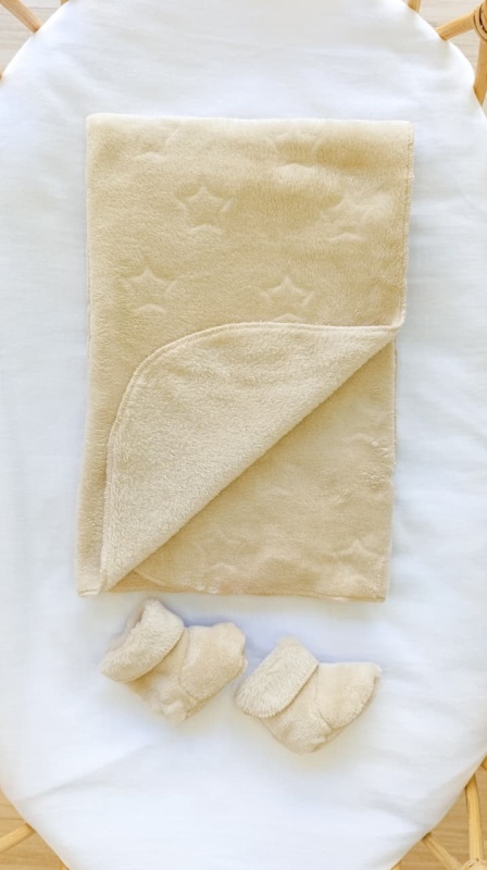 conjunto manta y botitas de piel dulces beige