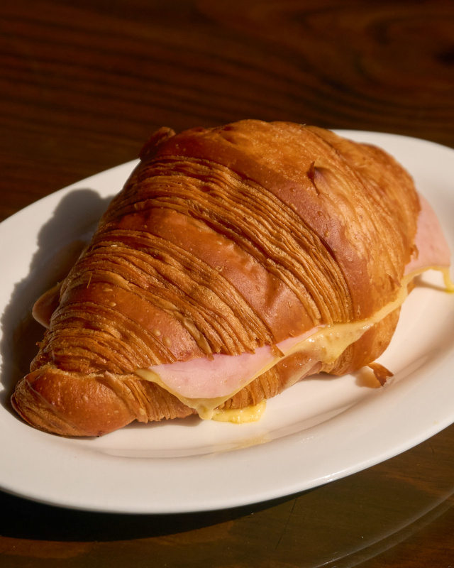 Croissant con Jamón y queso
